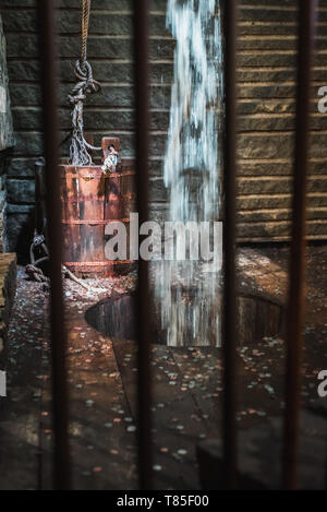 La fontana magica e la guarnizione di tenuta dell'acqua dietro le barre di Leprechaun il nascondiglio - Creatività Foto Stock