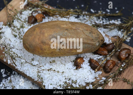 Patate cotte su rocce di sale Foto Stock