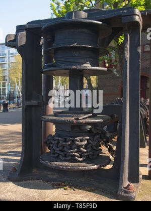 Close-up di vecchio ferro nero cabestano in Groenlandia Dock, Londra, Regno Unito Foto Stock