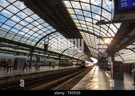 Amburgo, Germania - Luglio 3, 2014: Berlin-Spandau stazione, la Deutsche Bahn nel distretto di Berlino di Spandau. La stazione ha il più lungo treno sh Foto Stock
