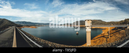 Serbatoio Blowering/Dam vicino Tumut, montagne innevate, Nuovo Galles del Sud Foto Stock