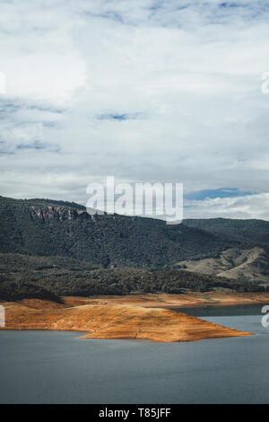 Serbatoio Blowering/Dam vicino Tumut, montagne innevate, Nuovo Galles del Sud Foto Stock