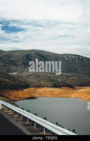 Serbatoio Blowering/Dam vicino Tumut, montagne innevate, Nuovo Galles del Sud Foto Stock