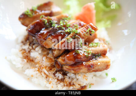 Pollo alla griglia teriyaki riso su uno sfondo di legno Foto Stock