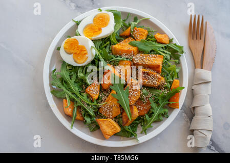 Con insalata di patate dolci Foto Stock