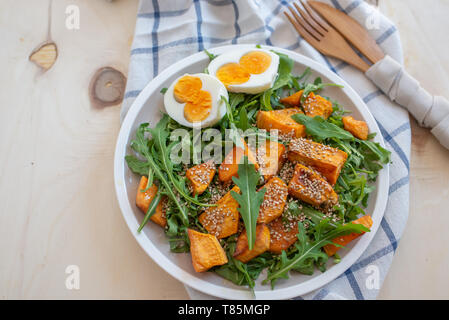 Con insalata di patate dolci Foto Stock