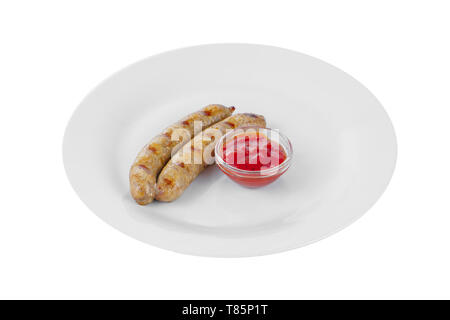 Due salsicce alla griglia, barbecue, senza guarnire con pomodoro piccante salsa rossa, ketchup su una piastra, isolato su sfondo bianco, vista laterale Foto Stock