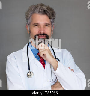 Ritratto di coppia medico con la barba su sfondo grigio Foto Stock