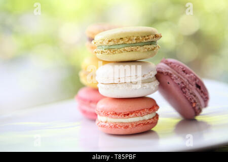 Macaron colorati in stretta fino Foto Stock