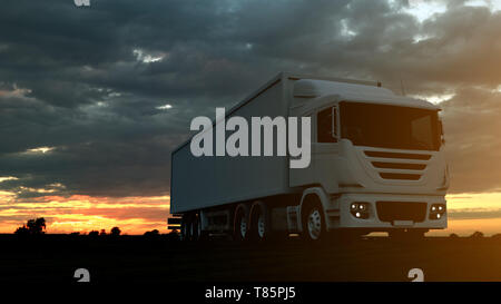 Grande carrello merci a guidare su una autostrada al tramonto retroilluminati da una luce arancione brillante sunburst sotto un minaccioso cielo nuvoloso. Il rendering 3D Foto Stock