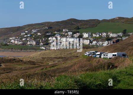 Vista di Woolacombe le dune di sabbia e spiaggia e camper in distanza dalla costa percorso in Devon Foto Stock