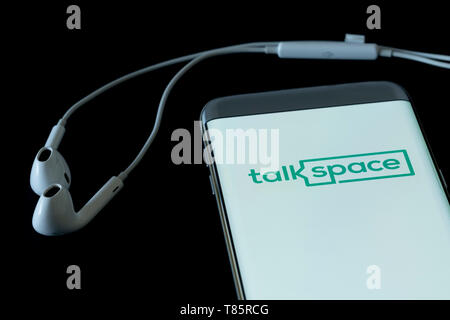 Immagine di Talkspace app su uno smartphone su sfondo nero Foto Stock