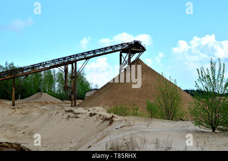 Sabbia impianto di produzione nel settore minerario di cava. La frantumazione di fabbrica, le macchine e le attrezzature per la frantumazione e macinazione di pietra, sabbia di smistamento e di materiali alla rinfusa. Foto Stock