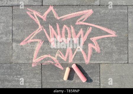 Wow scritto sul marciapiede grigio, vista dall'alto. Foto Stock