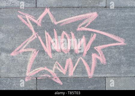 Wow scritto sul marciapiede grigio, vista dall'alto. Foto Stock