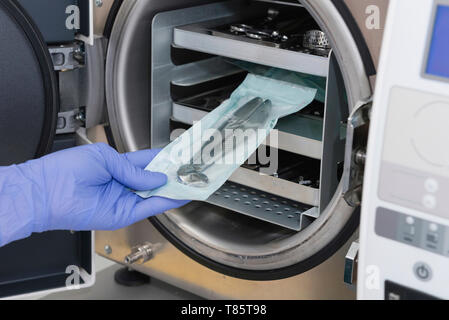 La sterilizzazione di strumenti medicali in autoclave Foto Stock