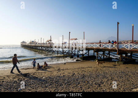 Huanchaco Pier al tramonto nella città di Trujillo, Perú Foto Stock