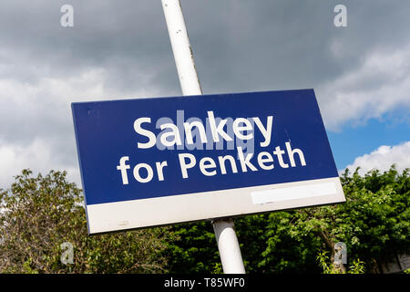 Segno della piattaforma su una lampada posta a Sankey per Penketh Stazione Ferroviaria Ovest, Warrington, Cheshire, Inghilterra Foto Stock