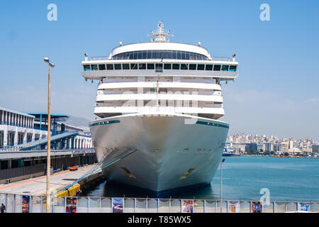 Pireo, Grecia - 25.04.2019. Crociera in un porto del Pireo, vicino ad Atene. White nave passeggeri. Concetto di vacanza e in viaggio Foto Stock