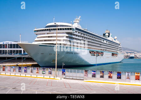 Pireo, Grecia - 25.04.2019. Crociera in un porto del Pireo, vicino ad Atene. White nave passeggeri. Concetto di vacanza e in viaggio Foto Stock