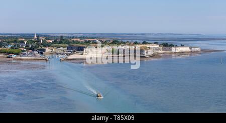 Francia, Charente Maritime, Le Chateau d'Oleron, oyster barca di lasciare il porto e la cittadella (vista aerea) Foto Stock