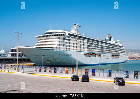 Pireo, Grecia - 25.04.2019. Crociera in un porto del Pireo, vicino ad Atene. White nave passeggeri. Concetto di vacanza e in viaggio Foto Stock