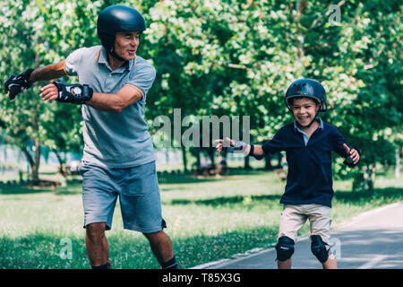 Nonno e nipote pattinaggio Foto Stock