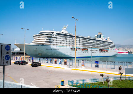 Pireo, Grecia - 25.04.2019. Crociera in un porto del Pireo, vicino ad Atene. White nave passeggeri. Concetto di vacanza e in viaggio Foto Stock