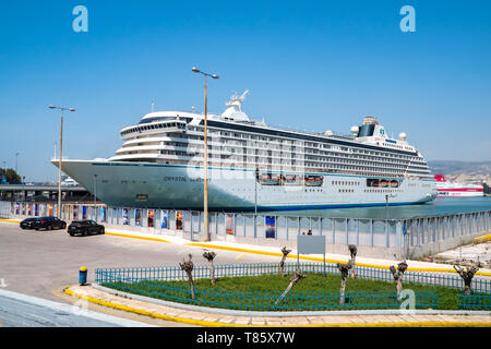 Pireo, Grecia - 25.04.2019. Crociera in un porto del Pireo, vicino ad Atene. White nave passeggeri. Concetto di vacanza e in viaggio Foto Stock