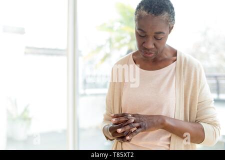 Donna esaminando le mani Foto Stock