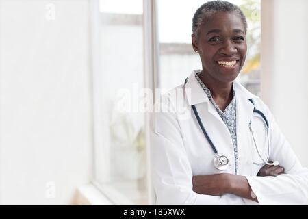 Medico donna sorridente Foto Stock