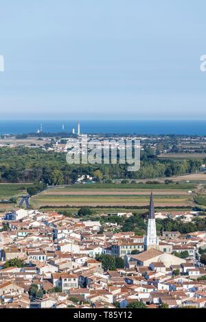 Francia, Charente Maritime, Ile de Re, Ars en Re, etichettati Les Plus Beaux Villages de France (i più bei villaggi di Francia), il villaggio e il nord dell'isola fino al Phare des Baleines (vista aerea) Foto Stock