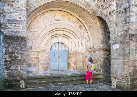 Francia, Ardeche, Monts d'Ardeche Parco Naturale Regionale, Vesseaux, porta del XII secolo la chiesa romanica Saint Pierre aux Liens Foto Stock