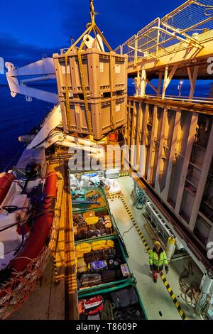 Francia, Terre Australi e Antartiche Francesi (TAAF), Isole Kerguelen, di carico delle merci su Marion Dufresne (alimentazione nave di Terre Australi e Antartiche Francesi) Foto Stock