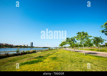 Parco sulle rive del fiume Guadiana in Badajoz Foto Stock