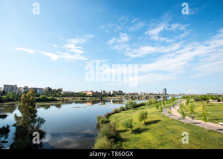 Parco sulle rive del fiume Guadiana in Badajoz Foto Stock