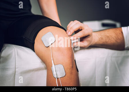 Immissione decine gli elettrodi sul ginocchio Foto Stock