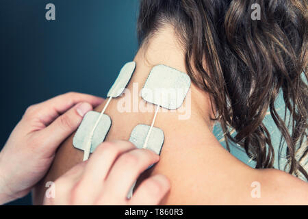 Immissione decine gli elettrodi sul collo Foto Stock