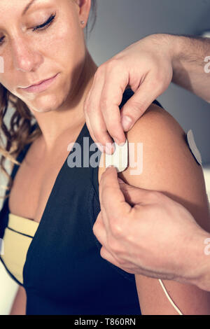 Immissione in commercio decine di elettrodi sulla spalla Foto Stock