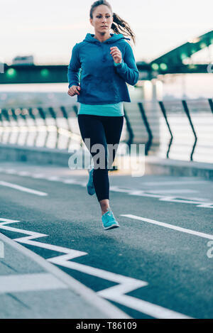 Donna jogging in città Foto Stock