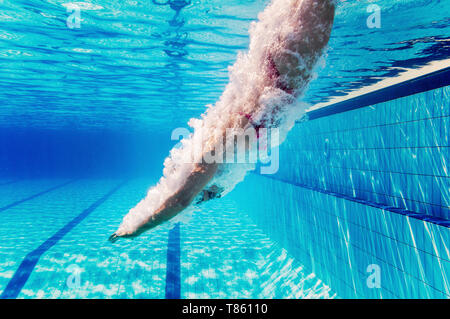 Nuotatore tuffarsi in piscina Foto Stock
