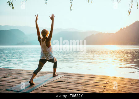 Lo Yoga warrior uno pongono Foto Stock