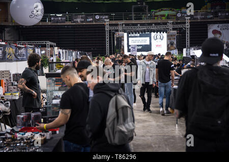 Si vedono persone a piedi e guardare il tatuaggio gli artisti fanno il loro lavoro durante il festival. Migliaia di tatuaggio di artisti di tutto il mondo hanno preso parte nel corso della XIII Athens International Tattoo Convention e hanno anche fatto tatuaggi a coloro che erano interessati. Foto Stock