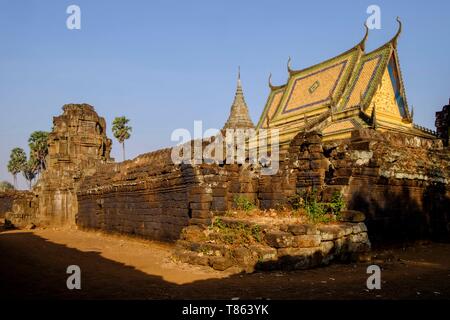 Cambogia, Kompong Cham, provincia di Kompong Cham, Iva, Nokor santuario angkorian datata 11 th. e moderno tempio Foto Stock