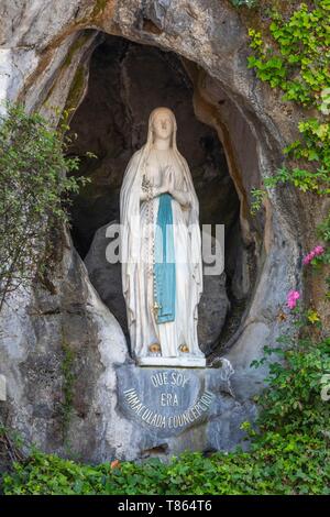 Francia, Hautes-Pyrenees, Lourdes, grotta di Massabielle, la statua della Vergine Maria Foto Stock