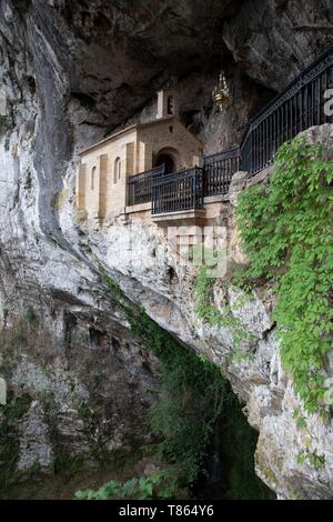 Spagna, provincia di Asturias, Covadonga, Parco Nazionale Picos de Europa, la Sacra Grotta di Covadonga, la cappella dedicata alla Vergine di Covadonga (popolarmente conosciuta come La Santina) Foto Stock
