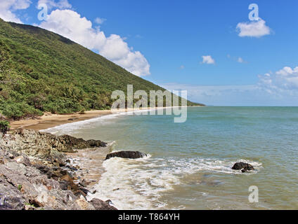 Un bel tratto di tropicale Nord Queensland costa conosciuta anche come Ellis Beach Foto Stock