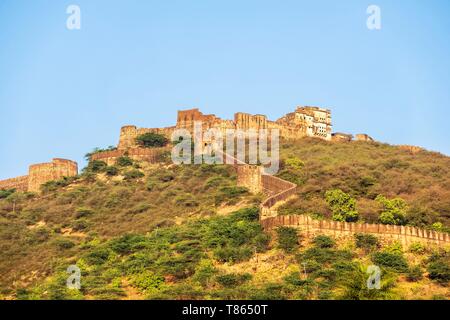 India Rajasthan, Bundi, Taragarh fort costruito nel 1354 si affaccia sulla città vecchia Foto Stock