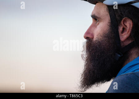 Giovani caucasici uomo barbuto che indossa un casco protettivo Foto Stock