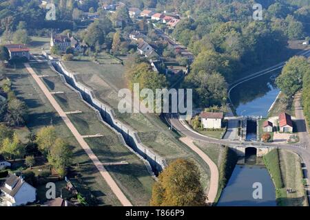 Francia, Yonne, Rogny les Sept Ecluses, la scala di sette blocchi di Briare canal (vista aerea) Foto Stock